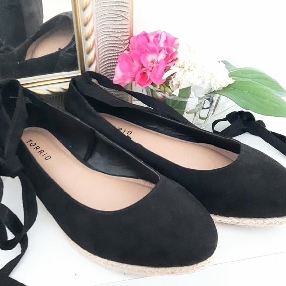 2/$35 SALE Torrid Black Suede Flats  8W   Ankle Ties  Like New - Picture 2 of 8